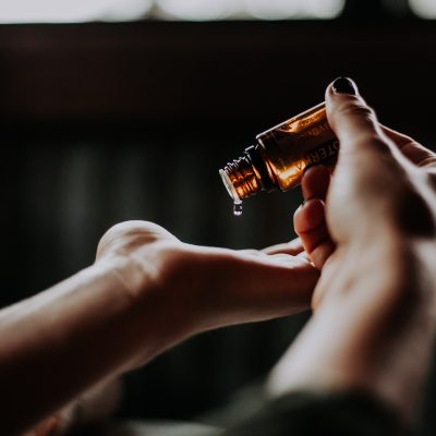 USO TOPICO DE LOS ACEITES ESENCIALES